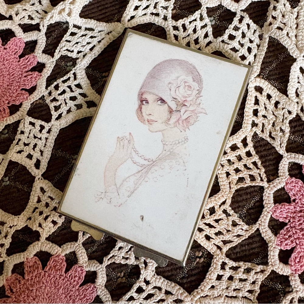 Vintage ladies compact mirror with flapper girl design